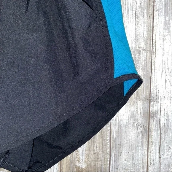 Under Armor Black & Blue Loose Fly By 2.0 Shorts - Picture 3 of 5